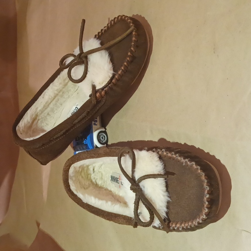 MINNETONKA Womens brown suede leather faux shearling lined size 7 moccasins